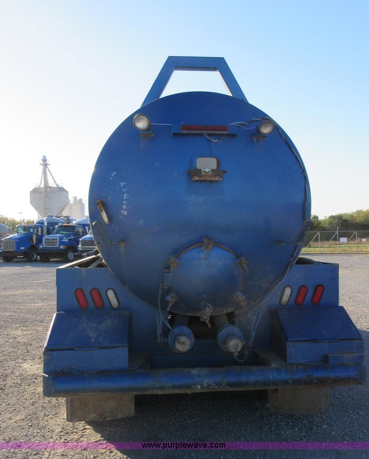 image for item I1909 1991 International 9400 vacuum truck