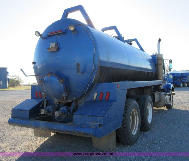 image for item I1909 1991 International 9400 vacuum truck