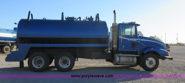 image for item I1909 1991 International 9400 vacuum truck