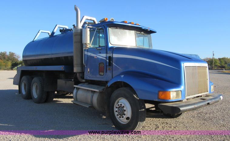 image for item I1909 1991 International 9400 vacuum truck