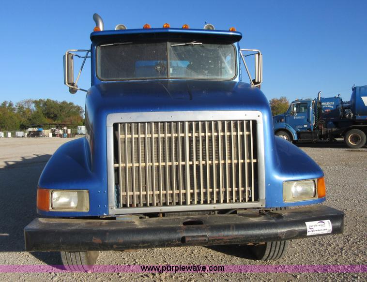 image for item I1909 1991 International 9400 vacuum truck
