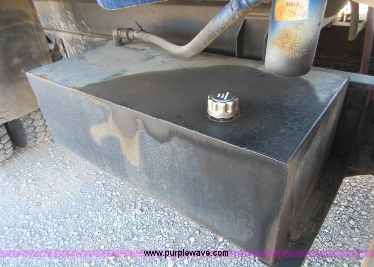 image for item I1909 1991 International 9400 vacuum truck