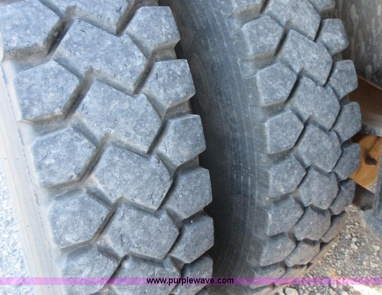 image for item I1909 1991 International 9400 vacuum truck