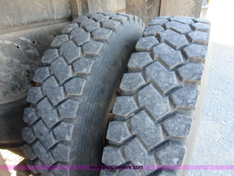 image for item I1909 1991 International 9400 vacuum truck