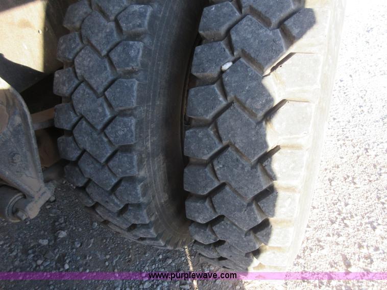 image for item I1909 1991 International 9400 vacuum truck