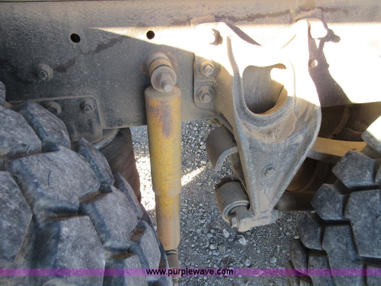 image for item I1909 1991 International 9400 vacuum truck