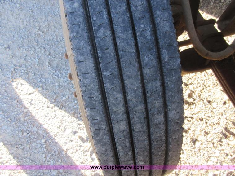 image for item I1909 1991 International 9400 vacuum truck