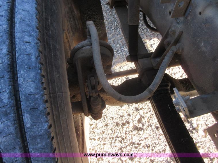 image for item I1909 1991 International 9400 vacuum truck