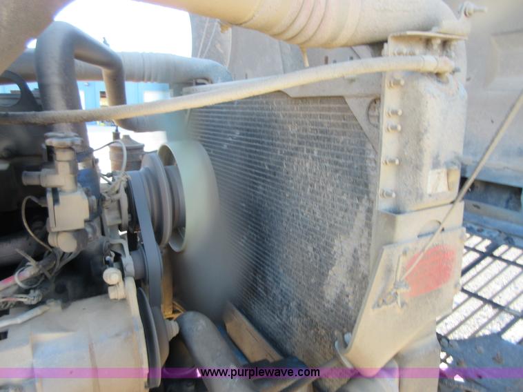 image for item I1909 1991 International 9400 vacuum truck