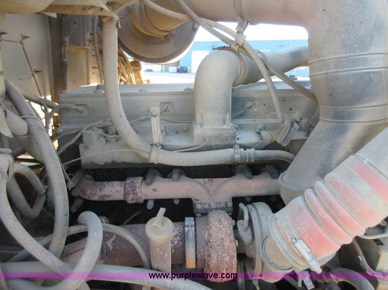 image for item I1909 1991 International 9400 vacuum truck