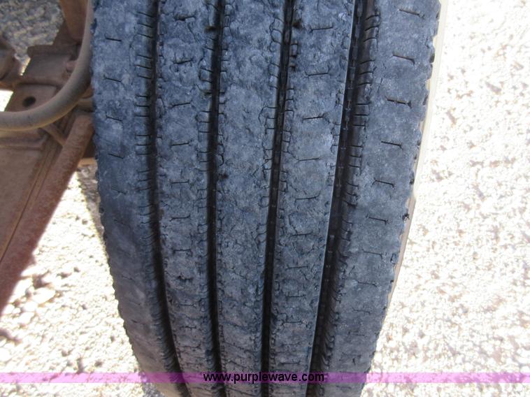 image for item I1909 1991 International 9400 vacuum truck