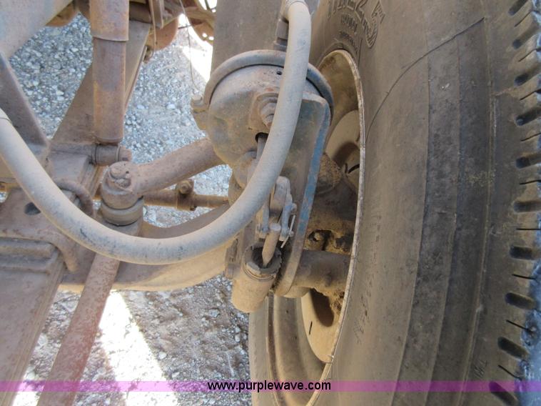 image for item I1909 1991 International 9400 vacuum truck