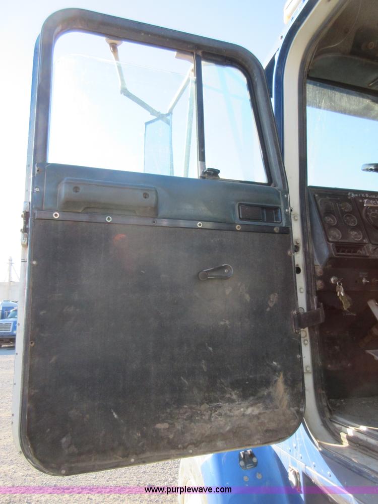 image for item I1909 1991 International 9400 vacuum truck