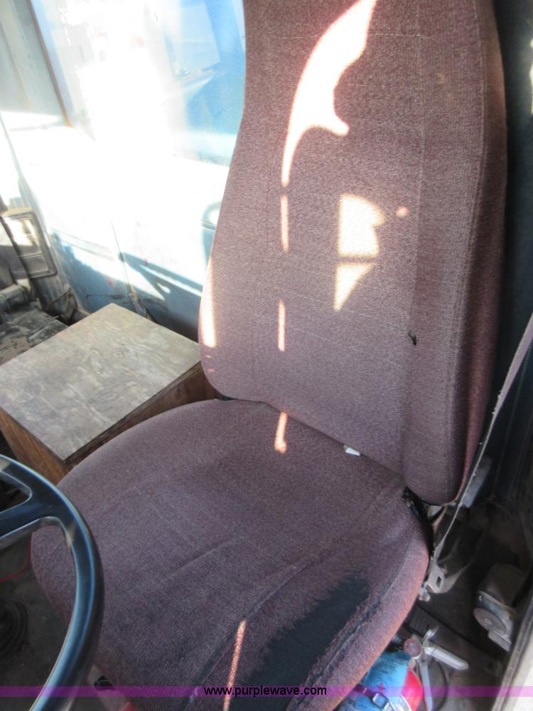 image for item I1909 1991 International 9400 vacuum truck