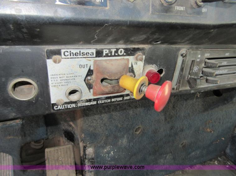 image for item I1909 1991 International 9400 vacuum truck