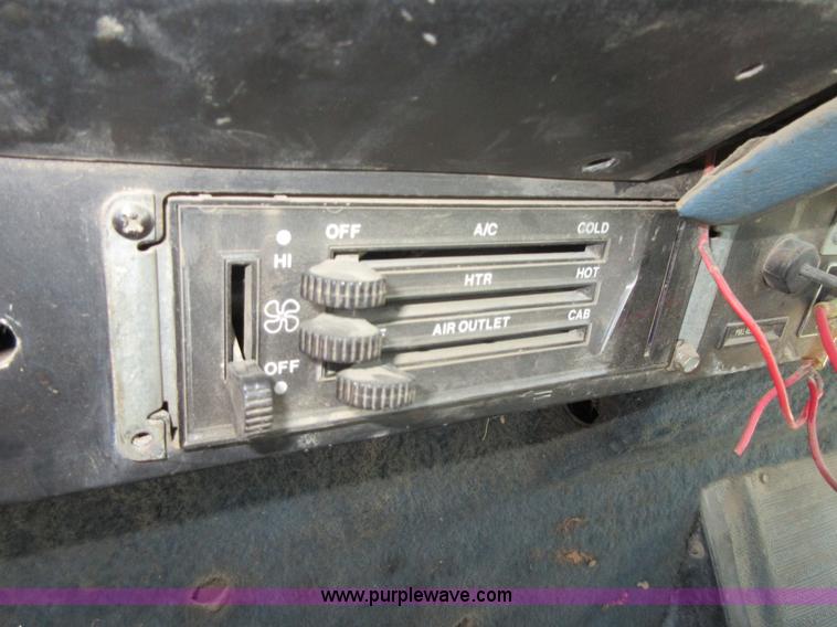 image for item I1909 1991 International 9400 vacuum truck