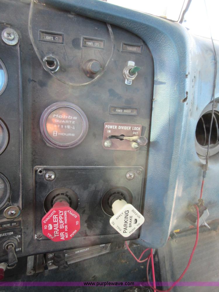 image for item I1909 1991 International 9400 vacuum truck