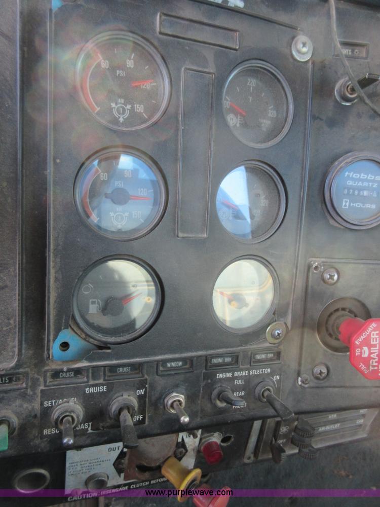 image for item I1909 1991 International 9400 vacuum truck