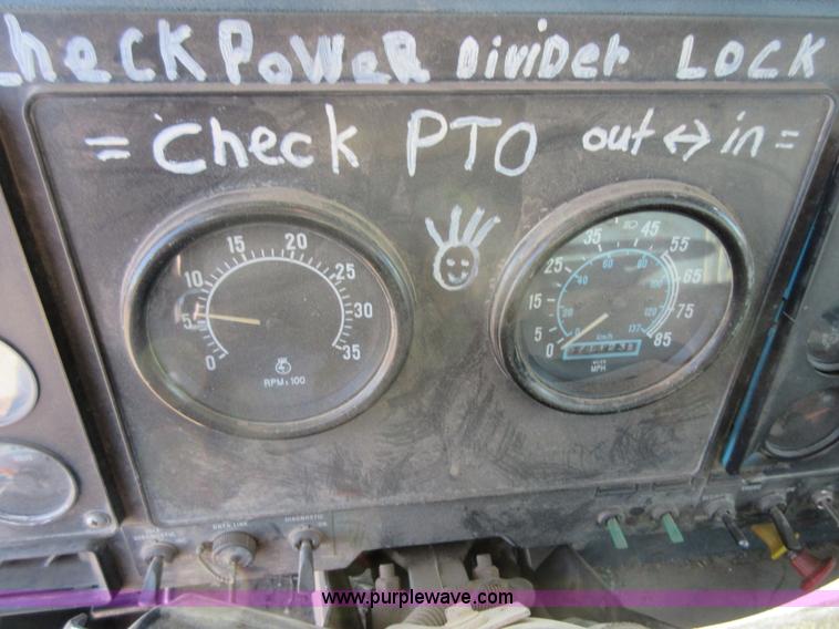 image for item I1909 1991 International 9400 vacuum truck