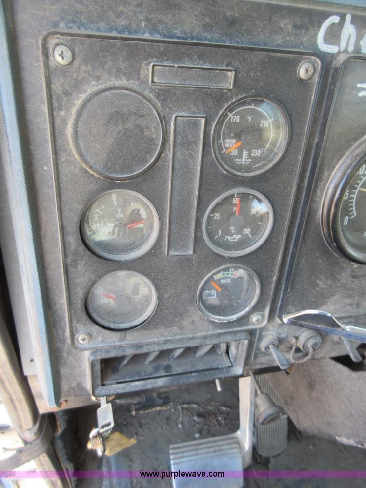 image for item I1909 1991 International 9400 vacuum truck