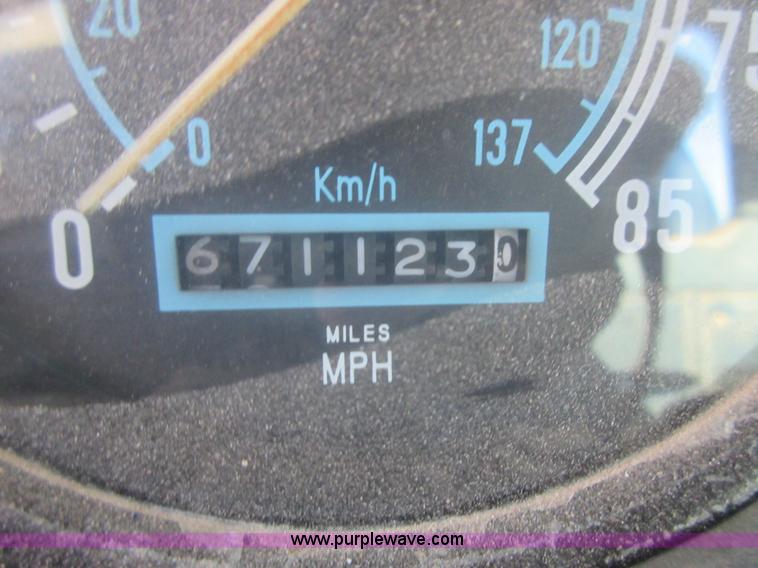 image for item I1909 1991 International 9400 vacuum truck