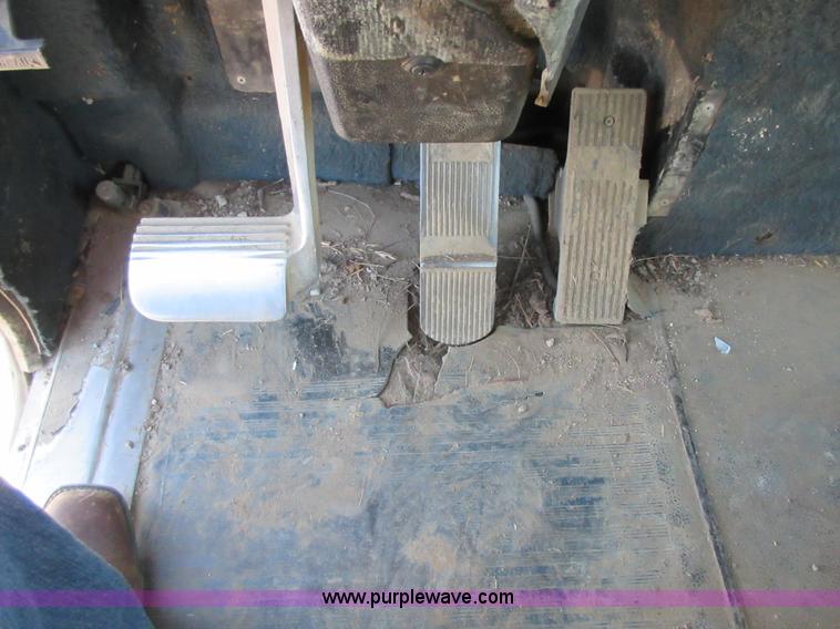 image for item I1909 1991 International 9400 vacuum truck