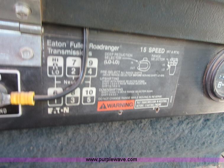 image for item I1909 1991 International 9400 vacuum truck