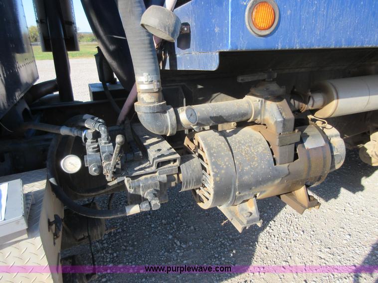 image for item I1909 1991 International 9400 vacuum truck