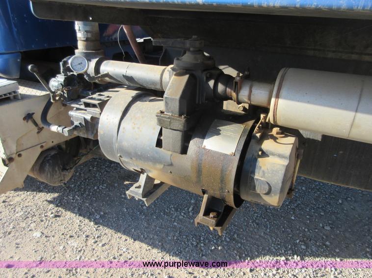 image for item I1909 1991 International 9400 vacuum truck