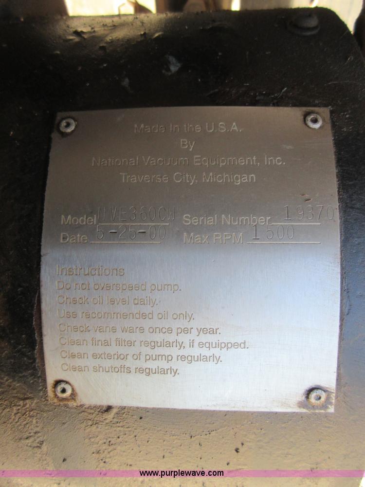 image for item I1909 1991 International 9400 vacuum truck