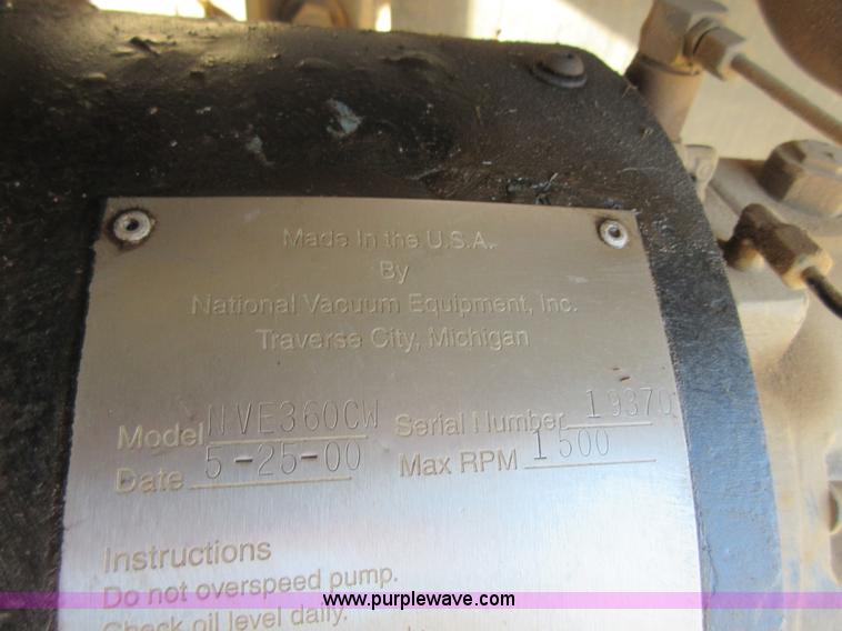 image for item I1909 1991 International 9400 vacuum truck