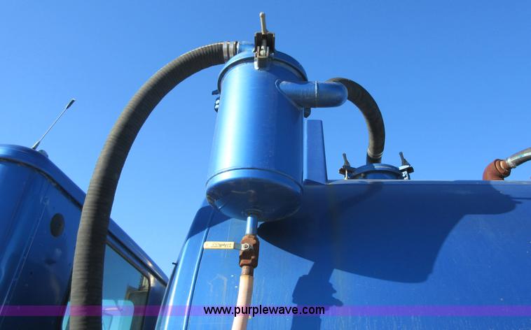 image for item I1909 1991 International 9400 vacuum truck