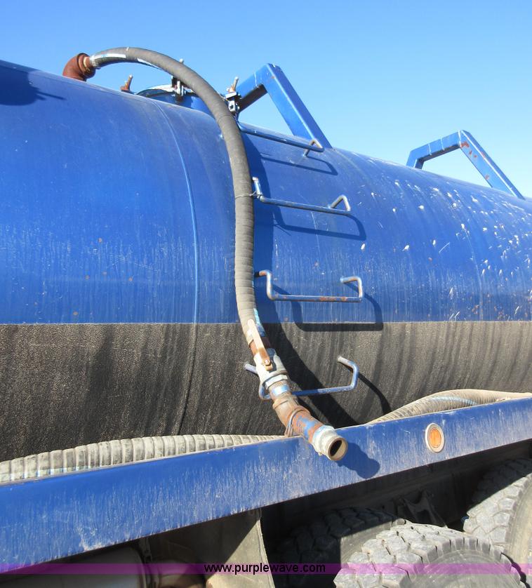 image for item I1909 1991 International 9400 vacuum truck