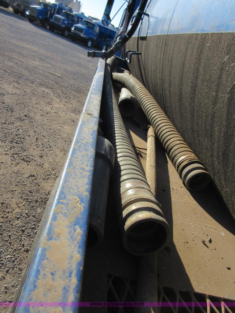 image for item I1909 1991 International 9400 vacuum truck