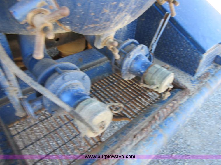 image for item I1909 1991 International 9400 vacuum truck
