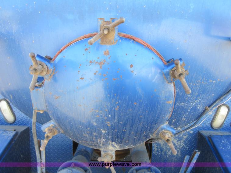 image for item I1909 1991 International 9400 vacuum truck