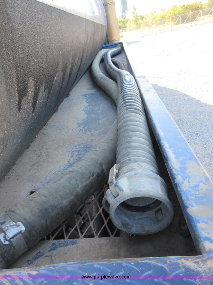 image for item I1909 1991 International 9400 vacuum truck