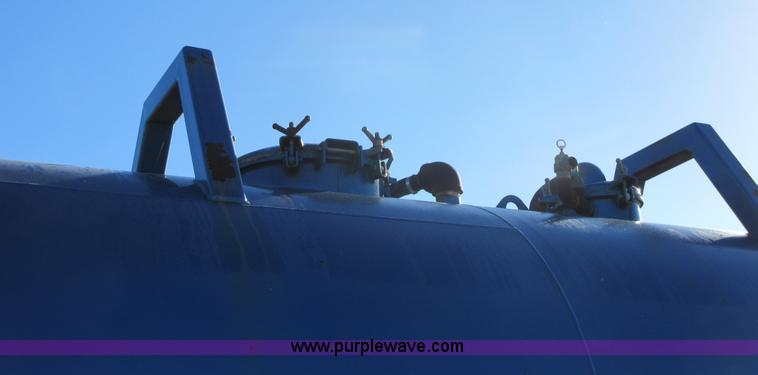 image for item I1909 1991 International 9400 vacuum truck