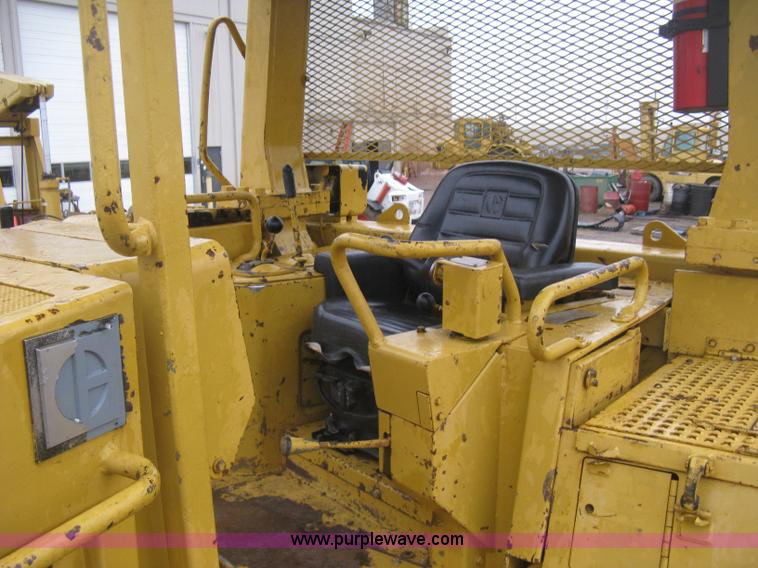 image for item J2993 1990 Caterpillar D7H dozer