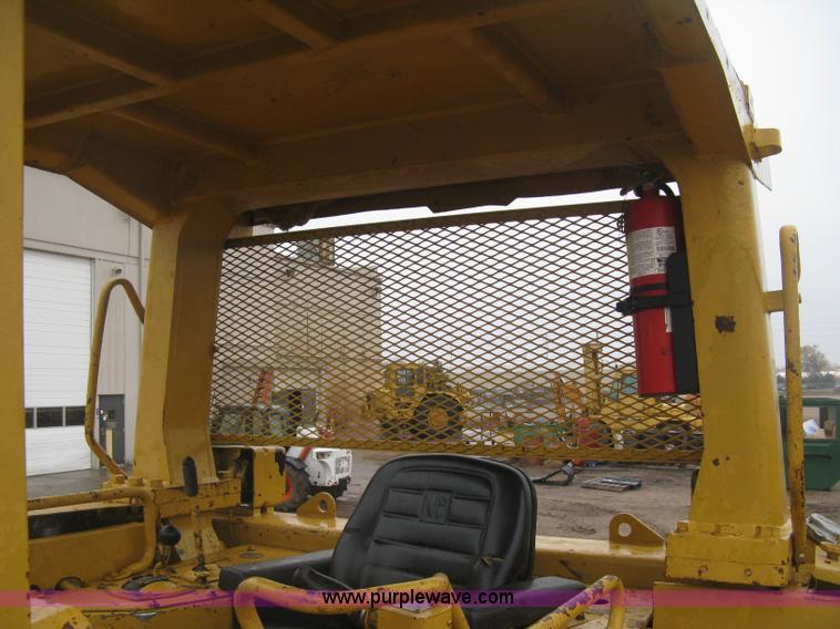 image for item J2993 1990 Caterpillar D7H dozer