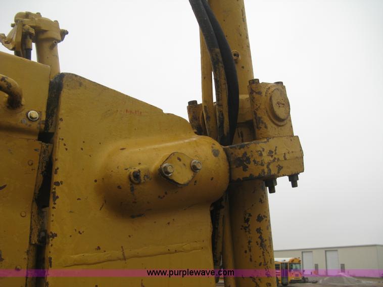 image for item J2993 1990 Caterpillar D7H dozer