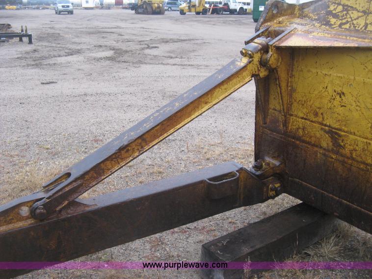 image for item J2993 1990 Caterpillar D7H dozer
