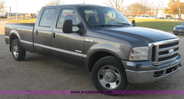 image for item J2996 2006 Ford F350 Super Duty XLT Crew Cab pickup truck