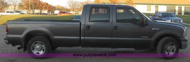 image for item J2996 2006 Ford F350 Super Duty XLT Crew Cab pickup truck