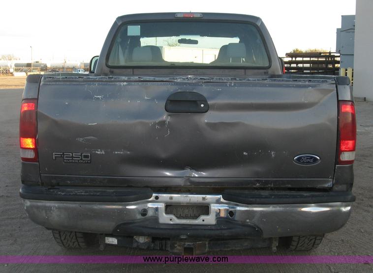 image for item J2996 2006 Ford F350 Super Duty XLT Crew Cab pickup truck