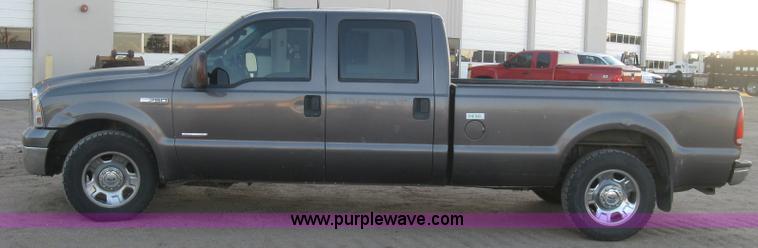 image for item J2996 2006 Ford F350 Super Duty XLT Crew Cab pickup truck