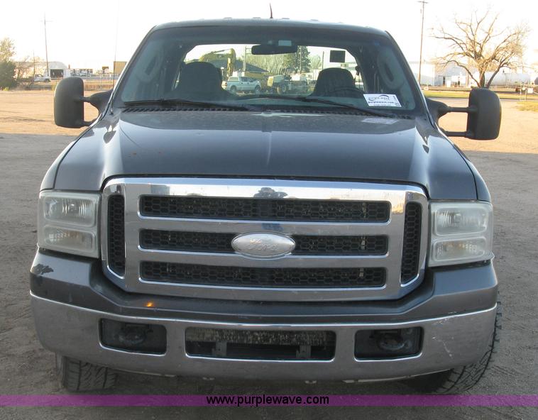 image for item J2996 2006 Ford F350 Super Duty XLT Crew Cab pickup truck