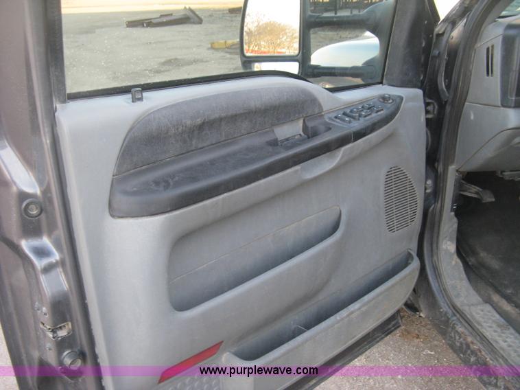 image for item J2996 2006 Ford F350 Super Duty XLT Crew Cab pickup truck