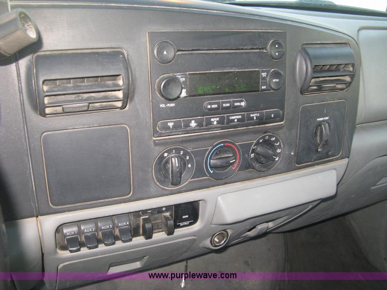 image for item J2996 2006 Ford F350 Super Duty XLT Crew Cab pickup truck