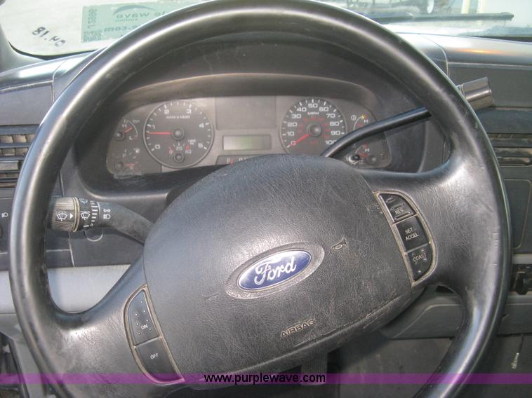 image for item J2996 2006 Ford F350 Super Duty XLT Crew Cab pickup truck